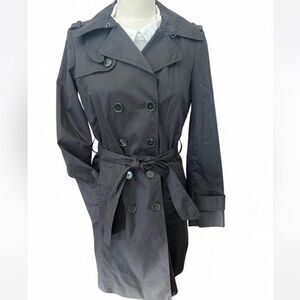 Zara Trench Coat in Black Size Small
Mid length
